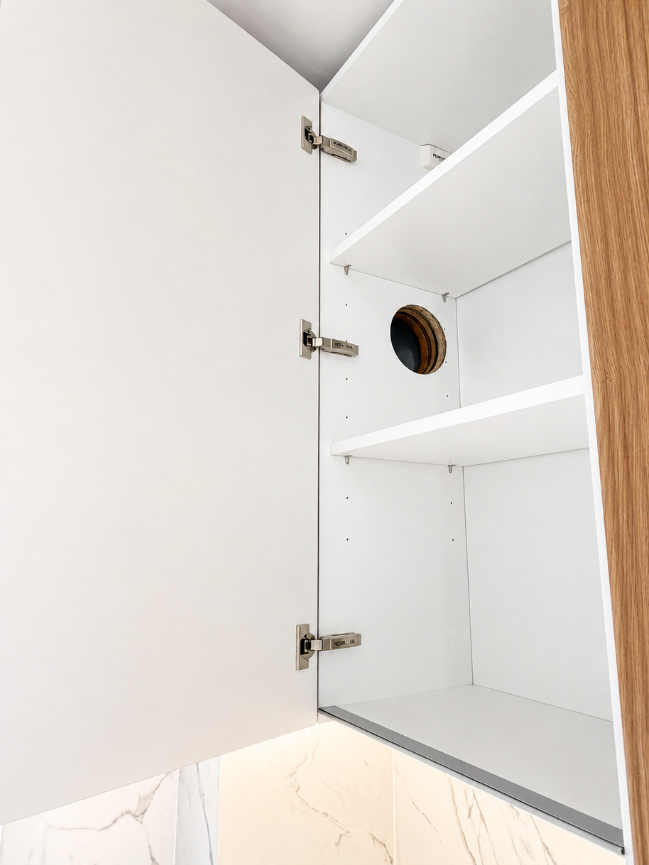 Mobilier de bucătărie NORVINIA, cu fronturi din MDF termoformat uni și textură lemn, blat din cuarț compozit și mânere tip profil GOLA