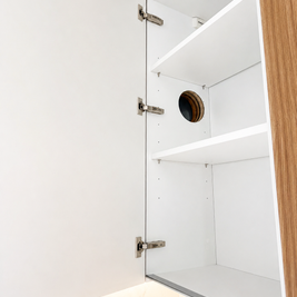 Mobilier de bucătărie NORVINIA, cu fronturi din MDF termoformat uni și textură lemn, blat din cuarț compozit și mânere tip profil GOLA