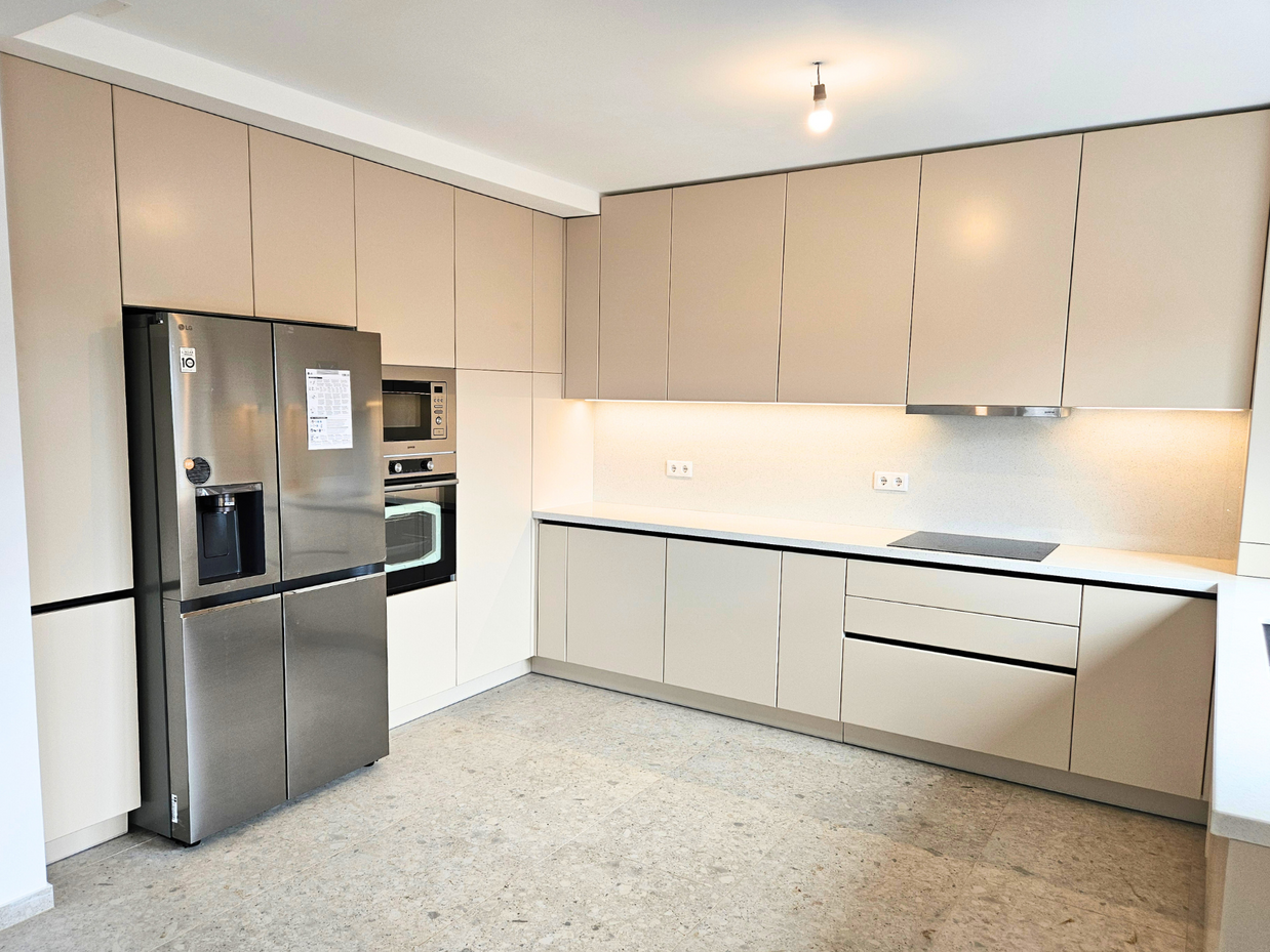 Mobilier pentru bucătărie NORVINIA, cu mânere profil GOLA, cu blat din cuarț compozit și chiuvetă montată sub blat