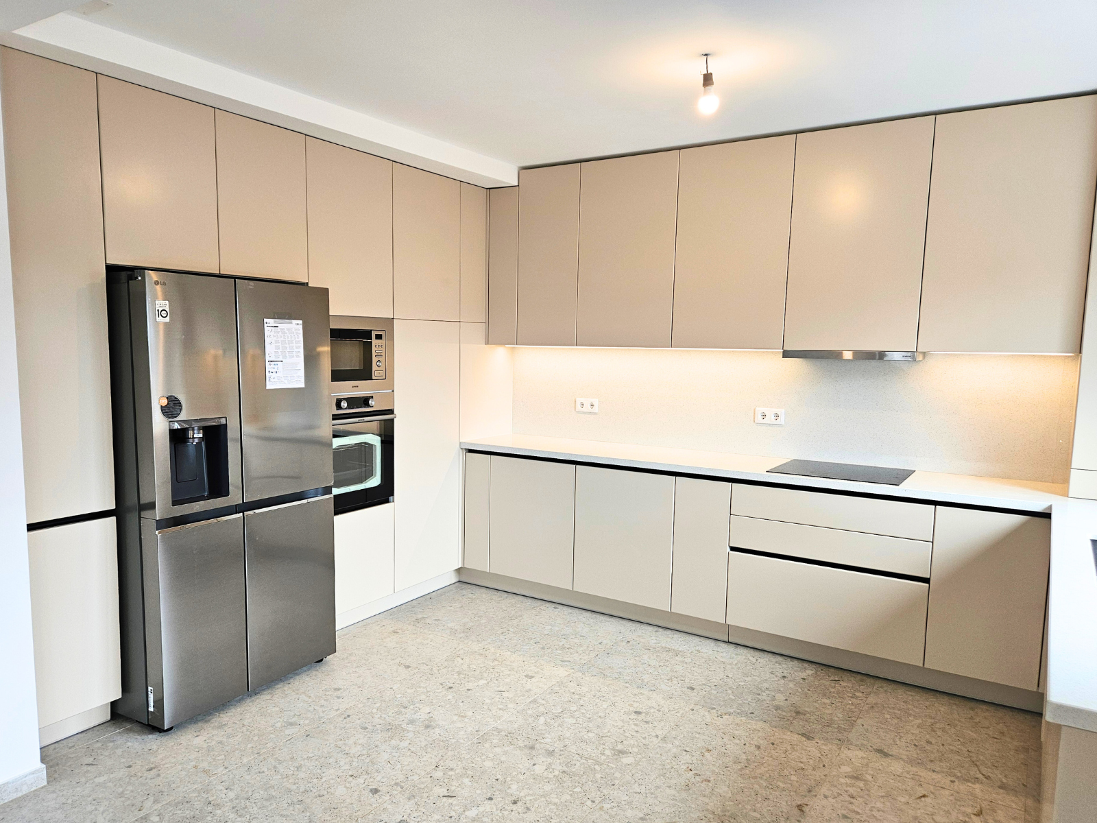 Mobilier pentru bucătărie NORVINIA, cu mânere profil GOLA, cu blat din cuarț compozit și chiuvetă montată sub blat