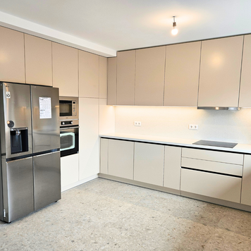 Mobilier pentru bucătărie NORVINIA, cu mânere profil GOLA, cu blat din cuarț compozit și chiuvetă montată sub blat