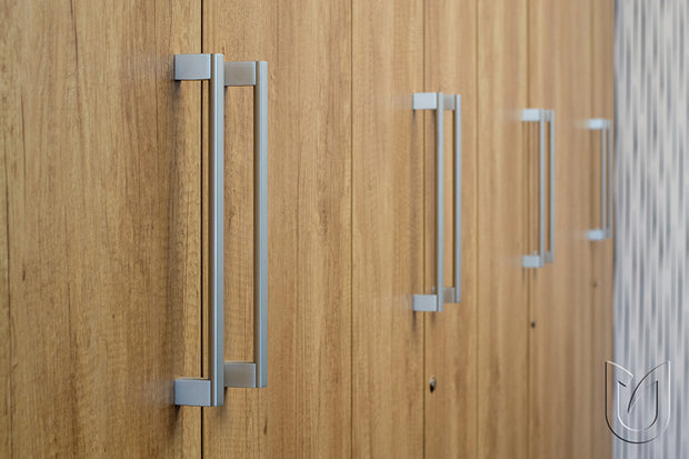 Mâner pentru mobilier Tulip Muta – imitație inox, finisaj periat, aluminiu, interax 224 mm