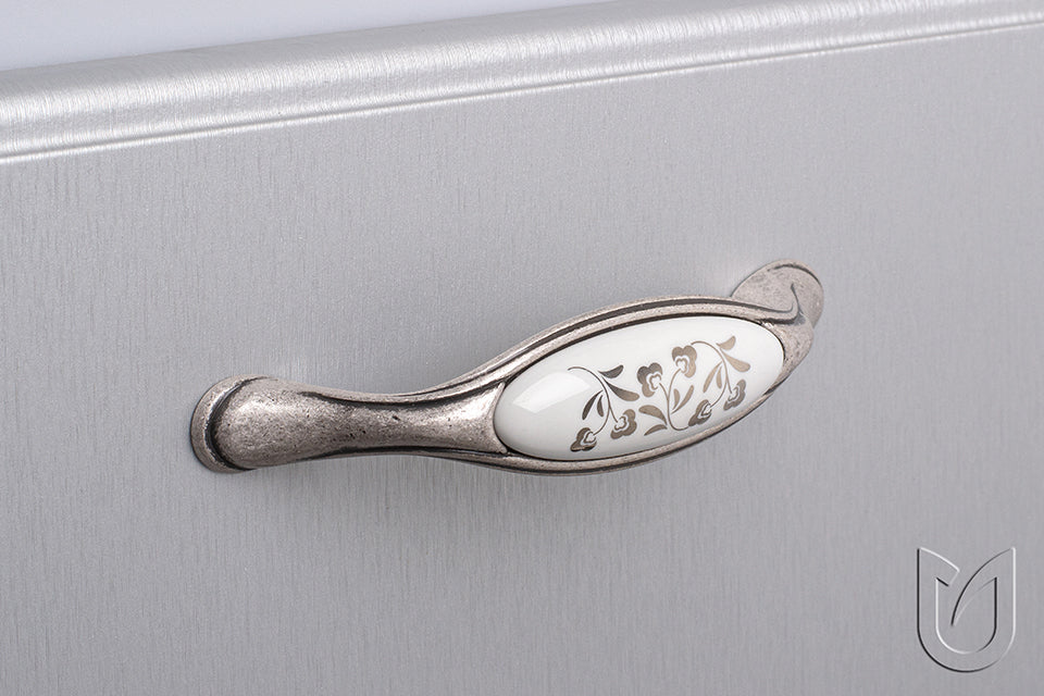 Mâner pentru mobilier Tulip Margarita – cositor antichizat (pewter) & porțelan alb cu motiv floral, interax 128 mm