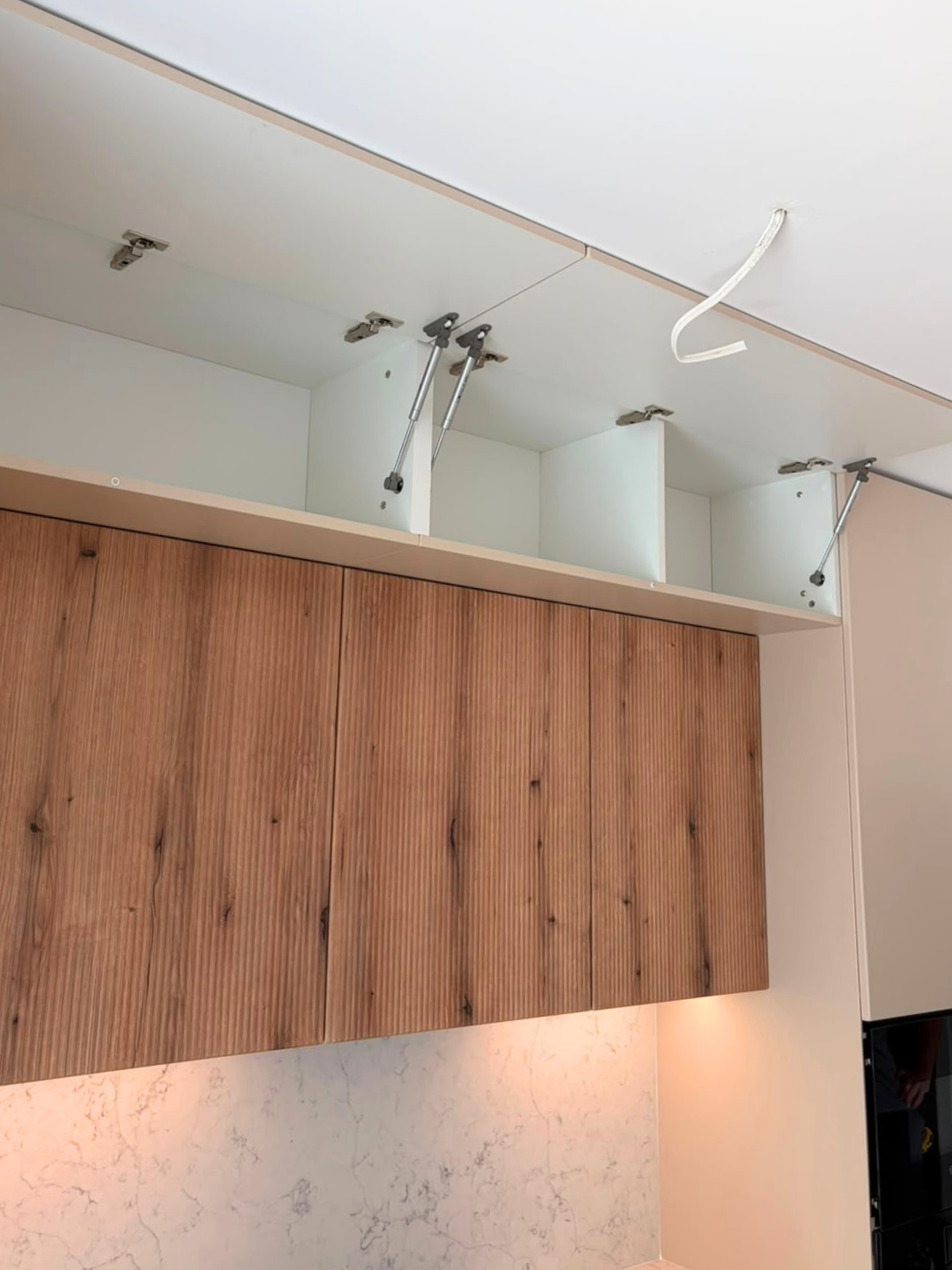 Mobilier de bucătărie cu fronturi din MDF termoformat, cu blat și contrablat din cuarț compozit și mânere tip profil GOLA