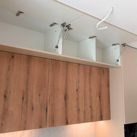 Mobilier de bucătărie cu fronturi din MDF termoformat, cu blat și contrablat din cuarț compozit și mânere tip profil GOLA