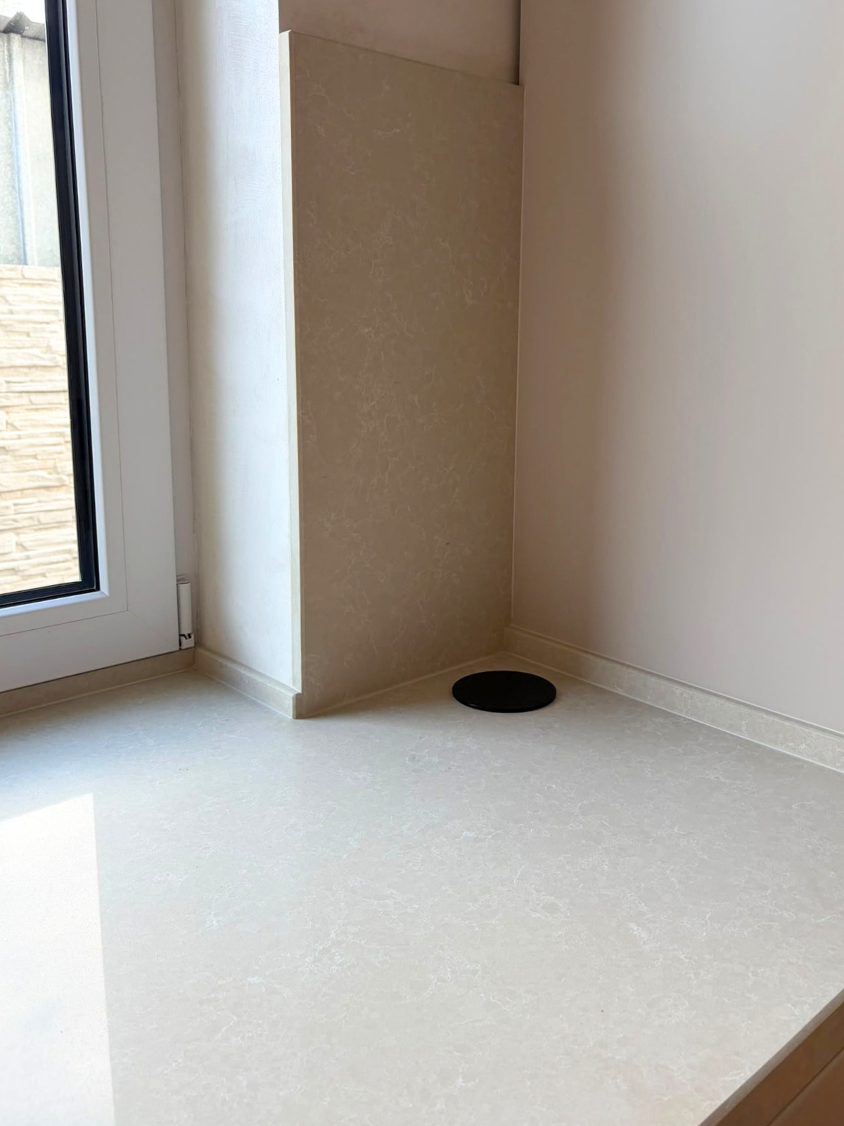 Mobilier din MDF termoformat cu blat din cuarț compozit, masă cu blat din cuarț și mânere GOLA