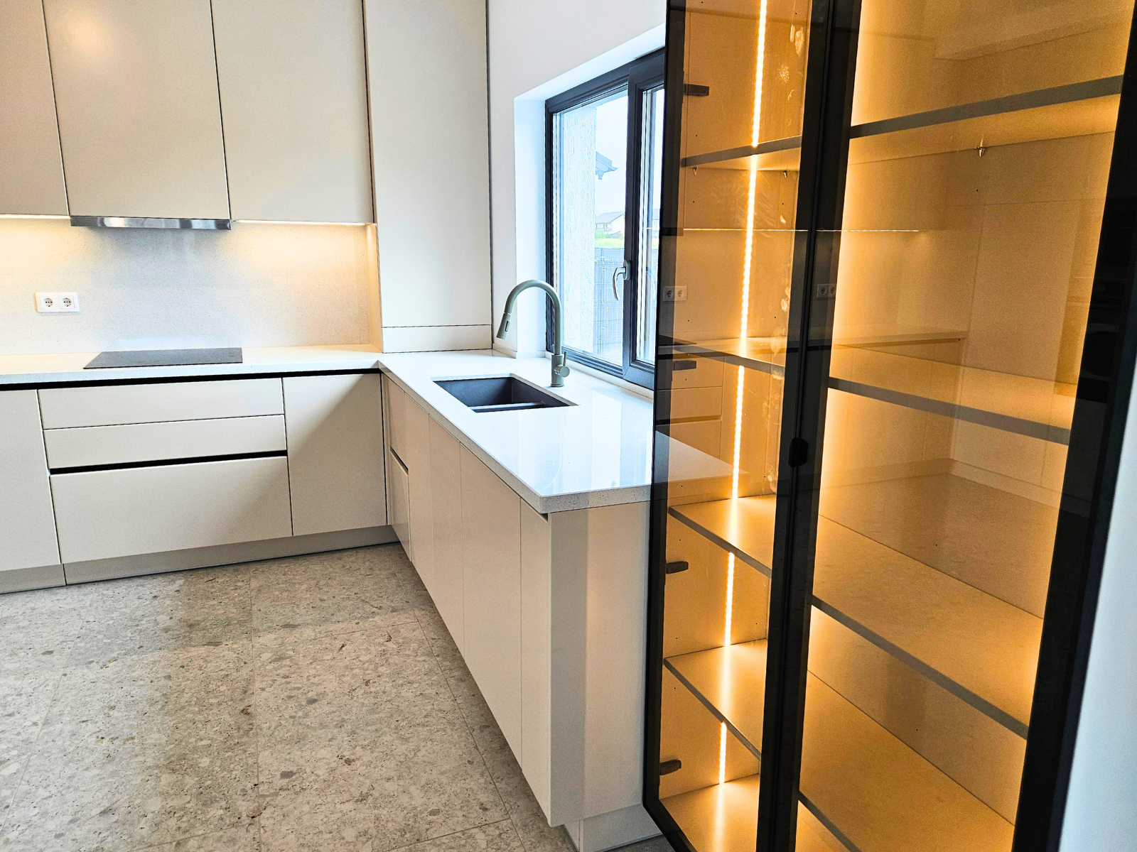 Mobilier pentru bucătărie NORVINIA, cu mânere profil GOLA, cu blat din cuarț compozit și chiuvetă montată sub blat