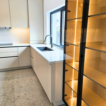 Mobilier pentru bucătărie NORVINIA, cu mânere profil GOLA, cu blat din cuarț compozit și chiuvetă montată sub blat