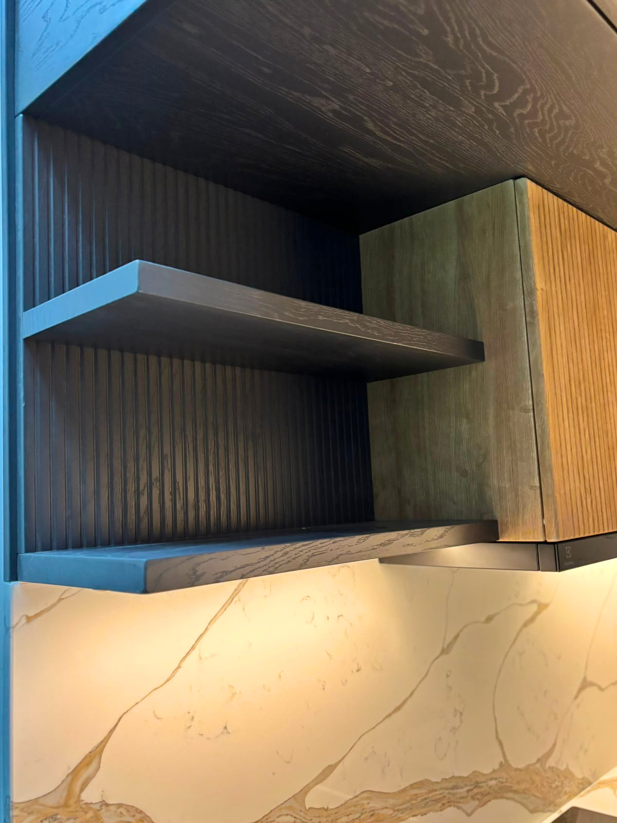 Mobilier din MDF termoformat cu blat și contrablat din cuarț compozit, cu mânere tip profil GOLA