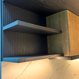 Mobilier din MDF termoformat cu blat și contrablat din cuarț compozit, cu mânere tip profil GOLA