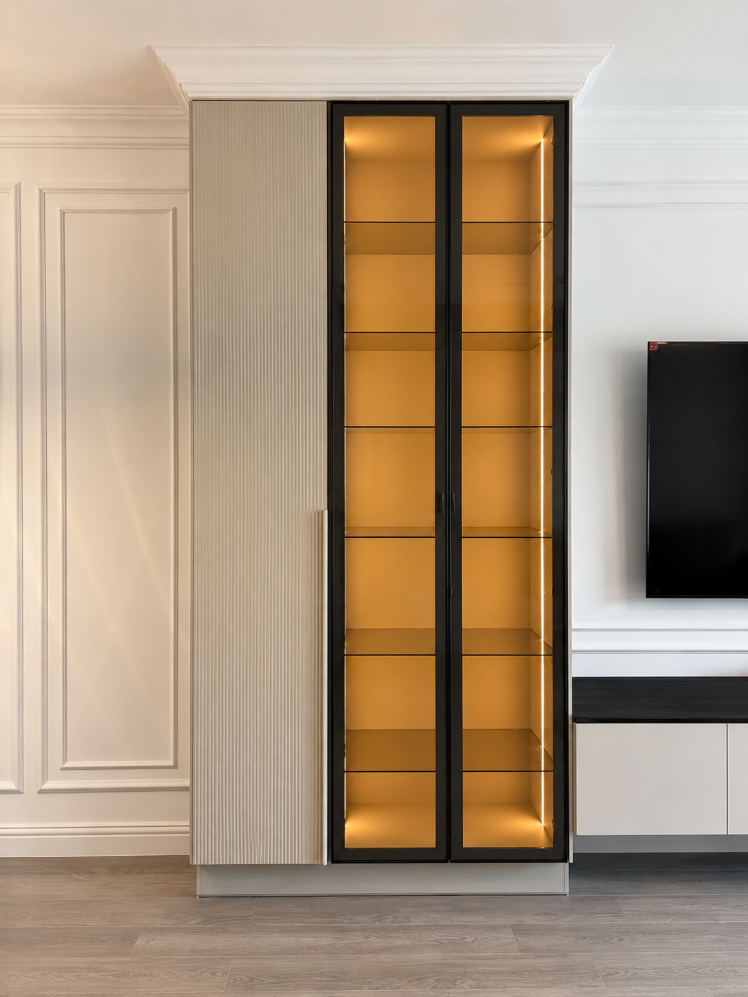 Mobilier pentru living din MDF termoformat cu vitrină și zonă de depozitare realizat la comandă de NORVINIA