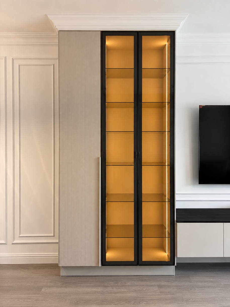Mobilier pentru living din MDF termoformat cu vitrină și zonă de depozitare realizat la comandă de NORVINIA