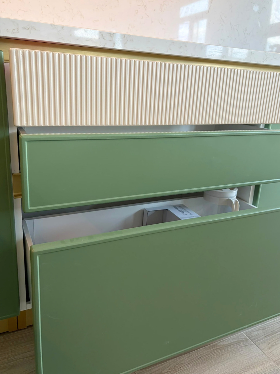 Mobilier din MDF termoformat cu blat din cuarț compozit, insulă cu blat din cuarț și mânere GOLA