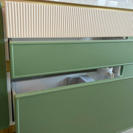 Mobilier din MDF termoformat cu blat din cuarț compozit, insulă cu blat din cuarț și mânere GOLA