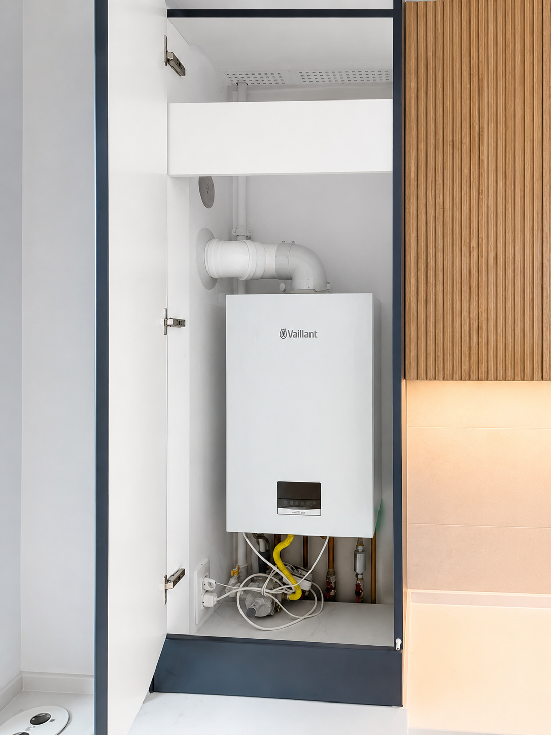 Mobilier de bucătărie NORVINIA, cu fronturi din MDF termoformat albastre și textură lemn, blat din cuarț compozit și mânere tip profil GOLA, finisaj auriu