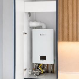 Mobilier de bucătărie NORVINIA, cu fronturi din MDF termoformat albastre și textură lemn, blat din cuarț compozit și mânere tip profil GOLA, finisaj auriu