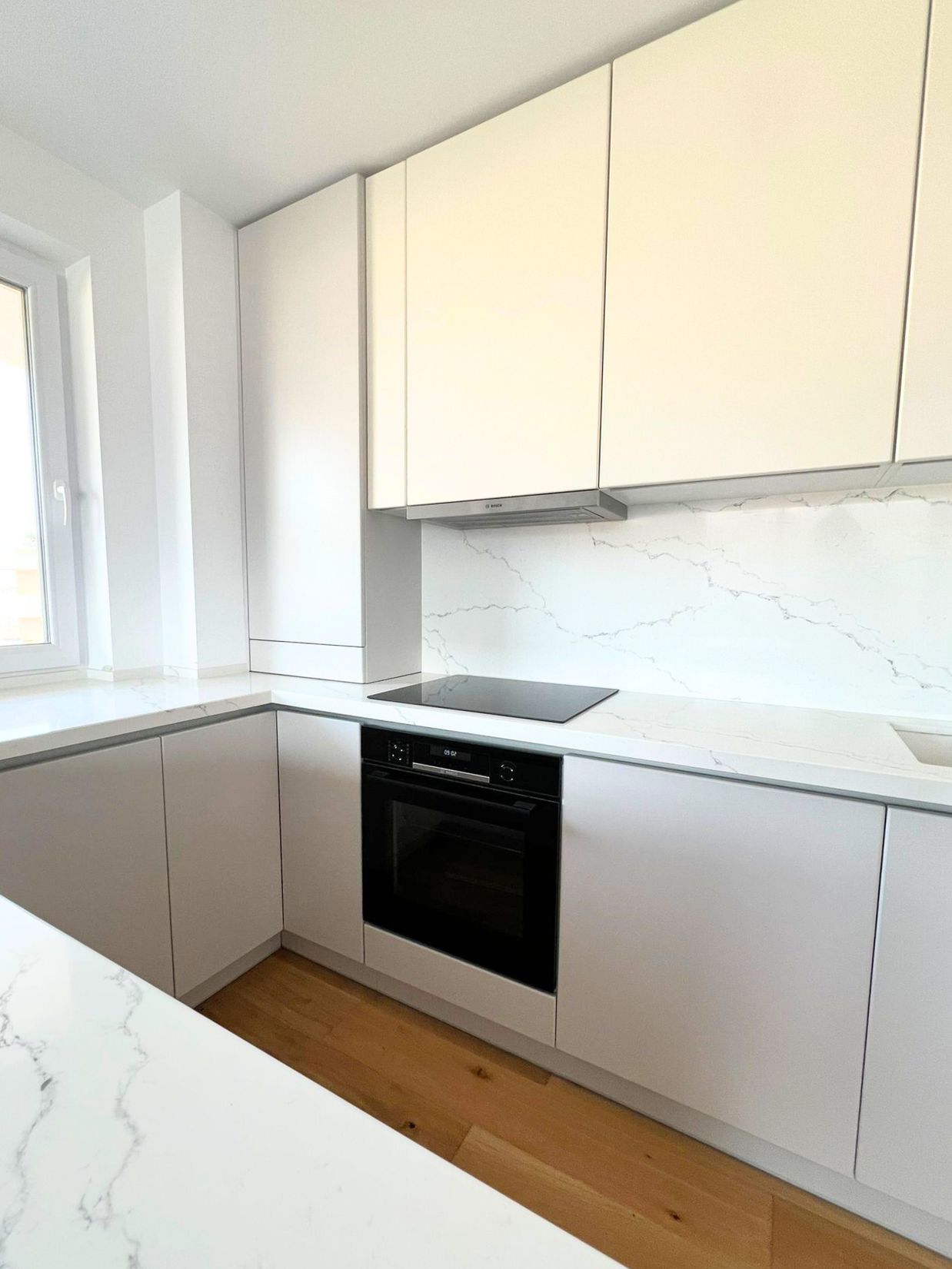 Mobilier la comandă pentru bucătărie NORVINIA, cu mânere tip profil GOLA și blat din cuarț compozit