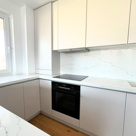 Mobilier la comandă pentru bucătărie NORVINIA, cu mânere tip profil GOLA și blat din cuarț compozit