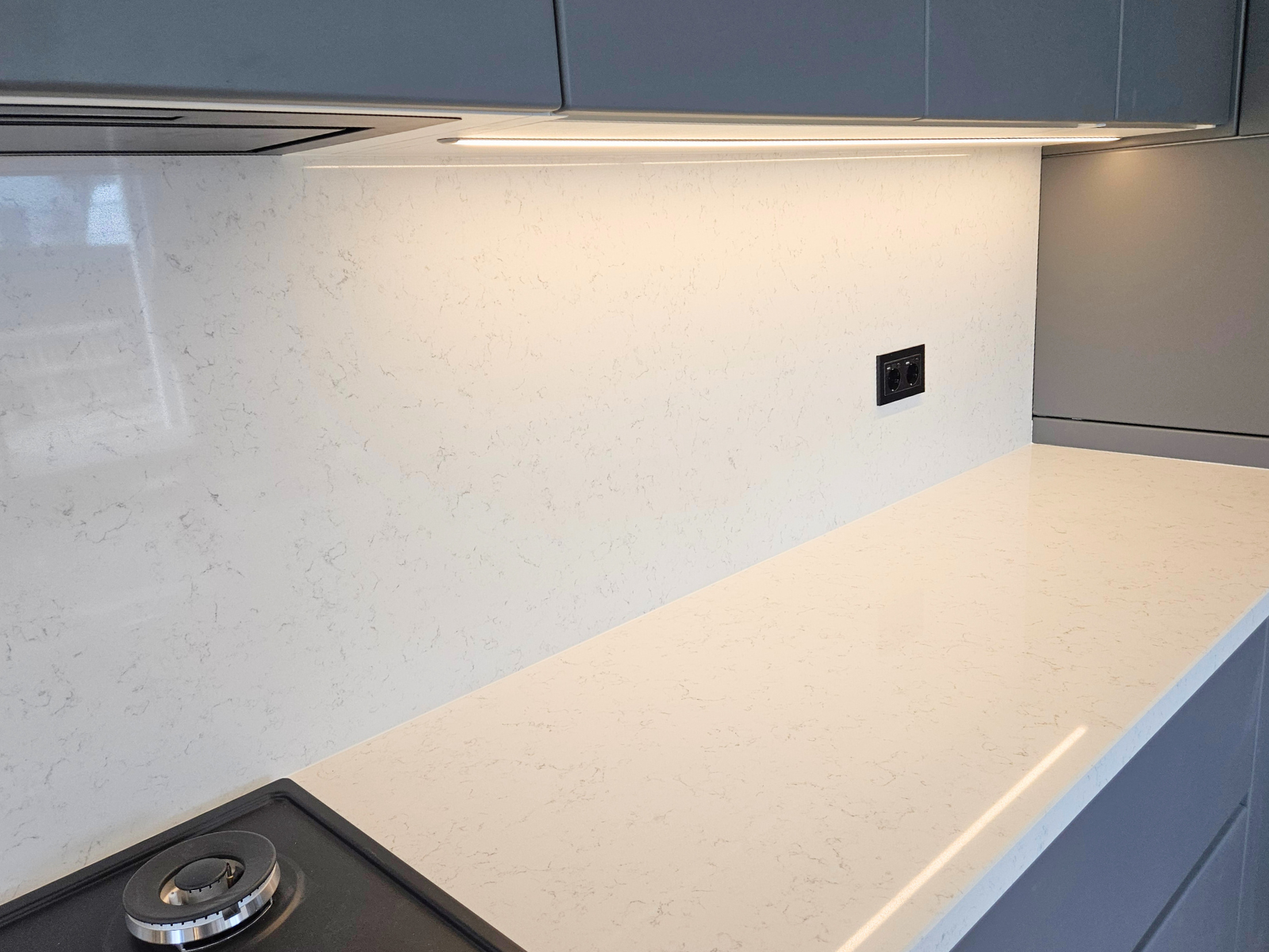 Mobilier la comandă pentru bucătărie NORVINIA, cu mânere ascunse GOLA și blat din cuarț compozit