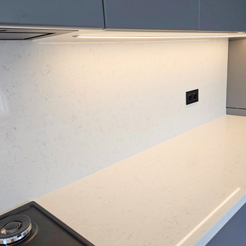 Mobilier la comandă pentru bucătărie NORVINIA, cu mânere ascunse GOLA și blat din cuarț compozit