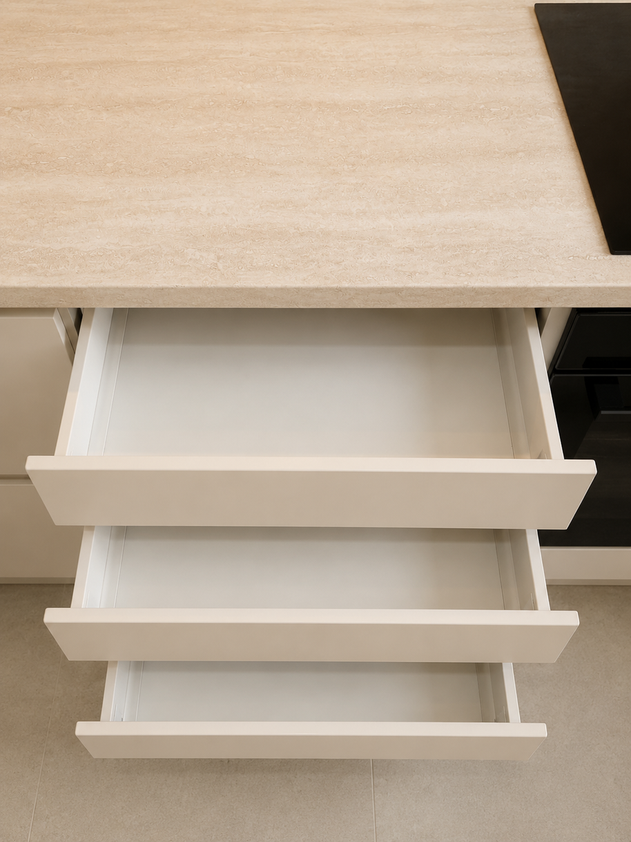 Mobilier de bucătărie NORVINIA, cu fronturi din MDF termoformat, blat termorezistent EGGER și mânere tip profil GOLA