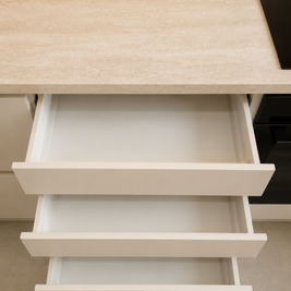 Mobilier de bucătărie NORVINIA, cu fronturi din MDF termoformat, blat termorezistent EGGER și mânere tip profil GOLA