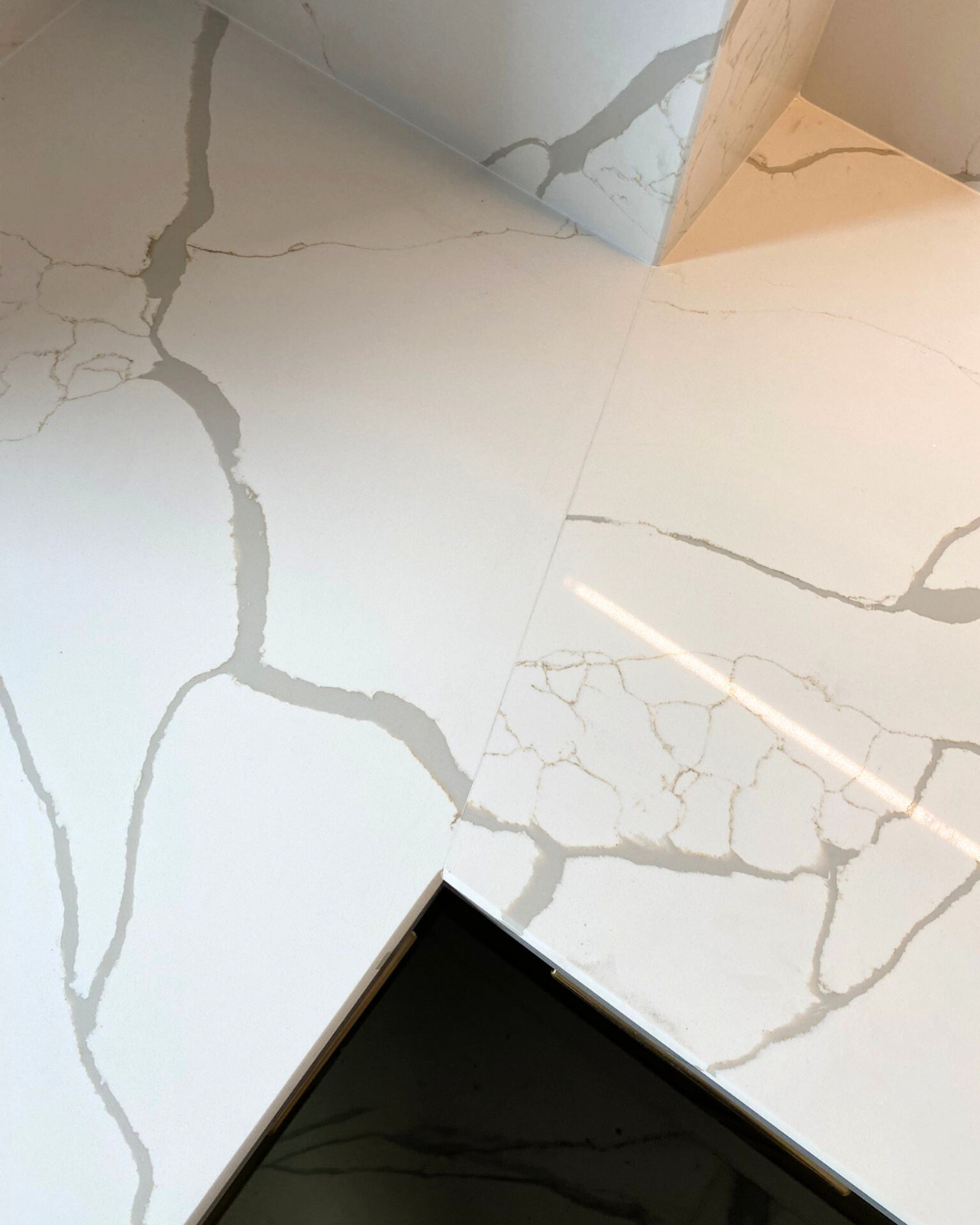 Mobilier bucătărie NORVINIA, cu blat din cuarț compozit și chiuvetă montată sub blat