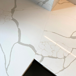 Mobilier bucătărie NORVINIA, cu blat din cuarț compozit și chiuvetă montată sub blat