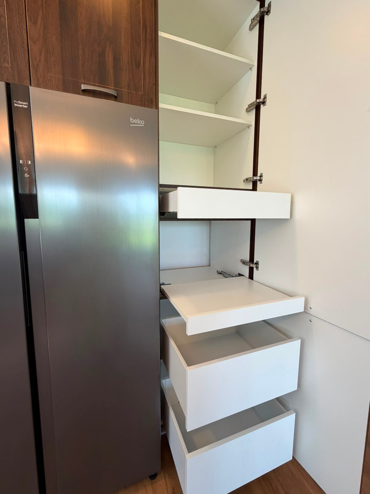 Mobilier din MDF termoformat cu blat din cuarț și mânere metalice aplicate