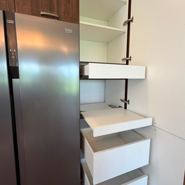 Mobilier din MDF termoformat cu blat din cuarț și mânere metalice aplicate