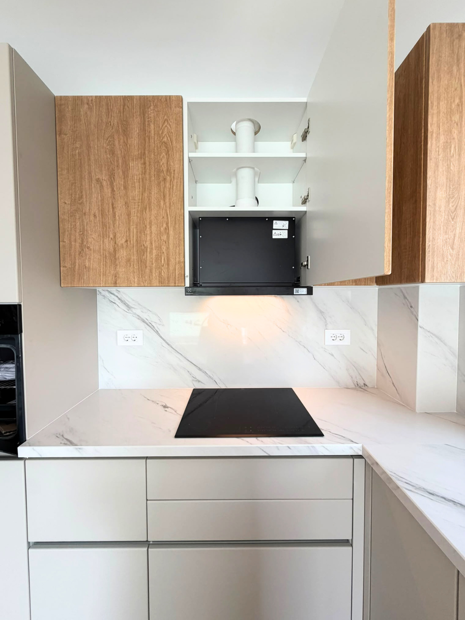 Mobilier din MDF termoformat cu blat din cuarț compozit și mânere GOLA