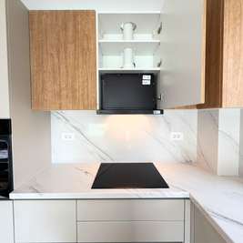 Mobilier din MDF termoformat cu blat din cuarț compozit și mânere GOLA