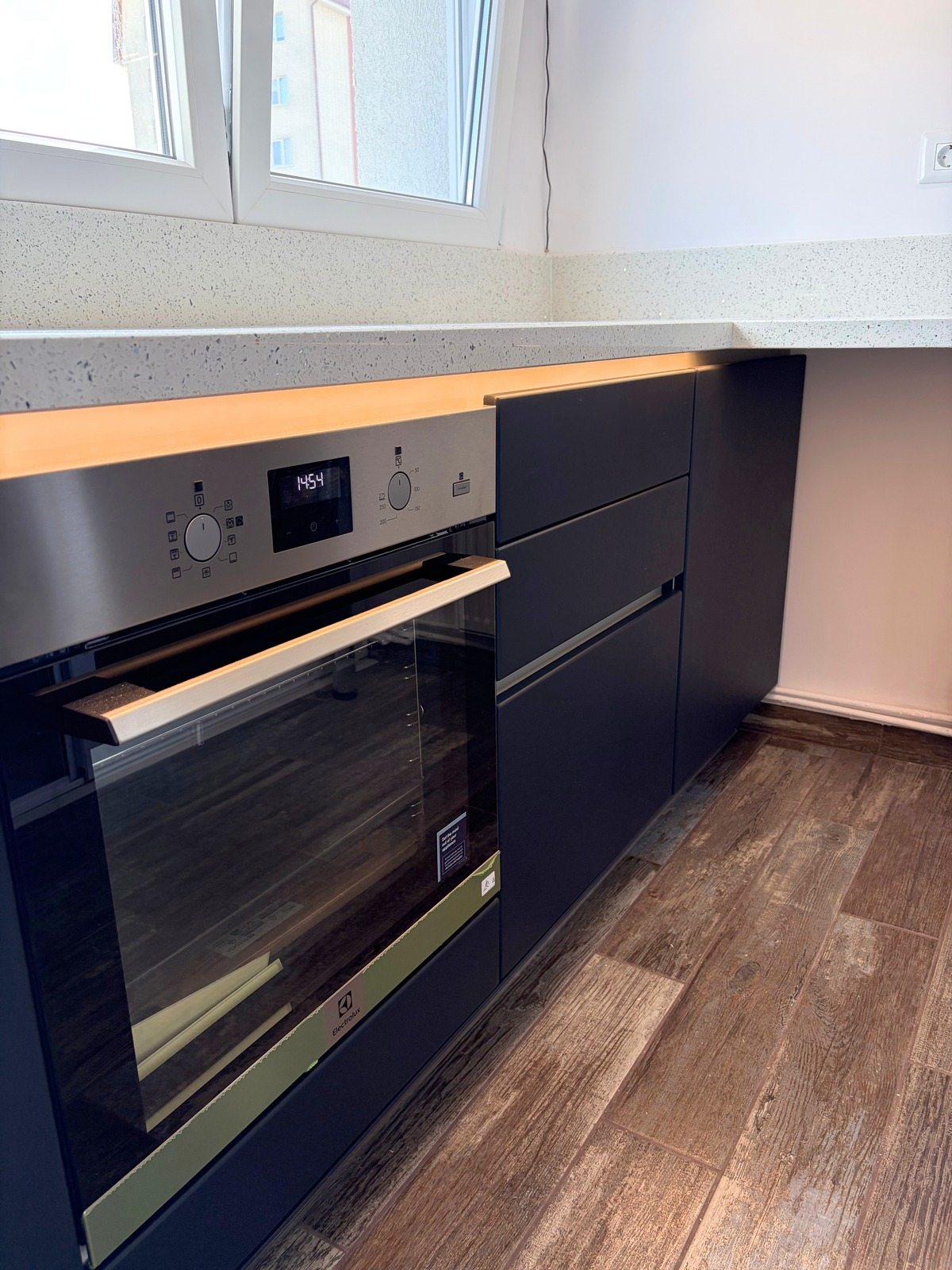 Mobilier din MDF termoformat cu blat, contrablat din cuarț compozit și mânere tip profil GOLA