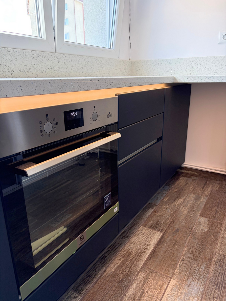 Mobilier din MDF termoformat cu blat, contrablat din cuarț compozit și mânere tip profil GOLA