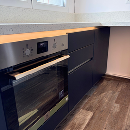 Mobilier din MDF termoformat cu blat, contrablat din cuarț compozit și mânere tip profil GOLA
