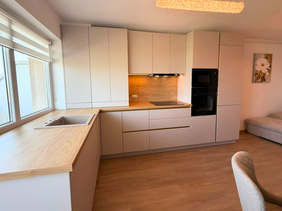 Mobilier din MDF termoformat cu blat din termorezistent și mânere tip profil GOLA