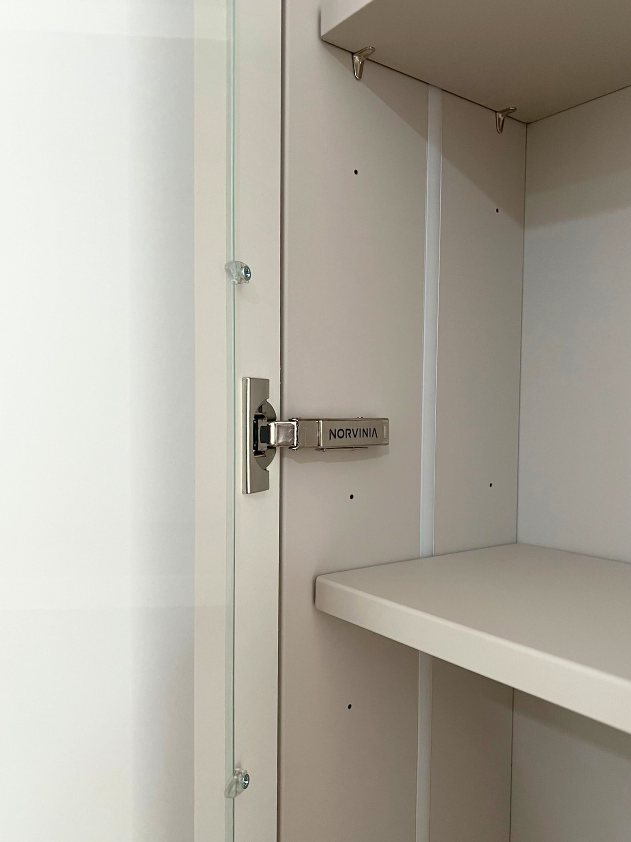 Mobilier la comandă pentru bucătărie NORVINIA, cu mânere metalice aplicate și blat termorezistent