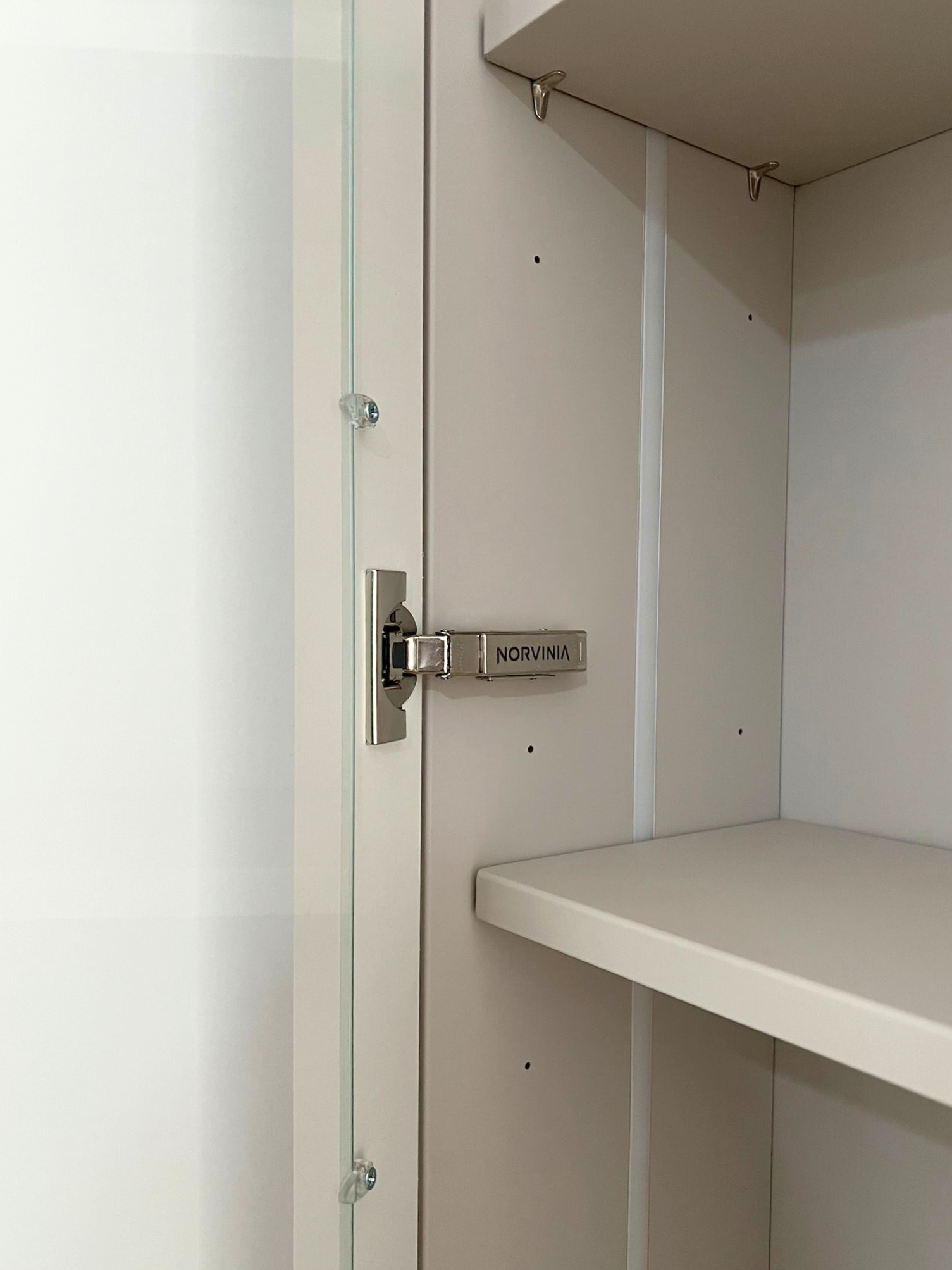 Mobilier la comandă pentru bucătărie NORVINIA, cu mânere metalice aplicate și blat termorezistent