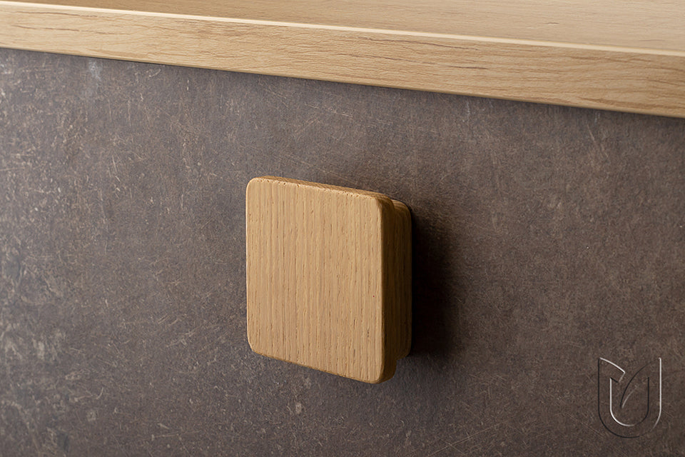 Buton mobilier Square – stejar natur (raw), pătrat, cu șuruburi