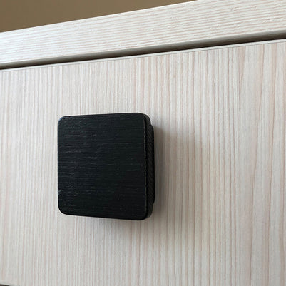 Buton mobilier Square – stejar natur (raw), pătrat, cu șuruburi