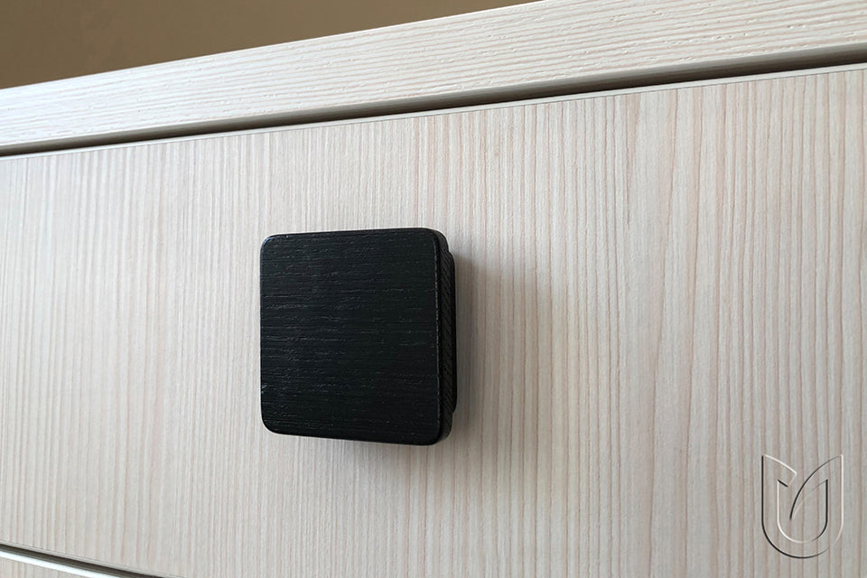 Buton pentru mobilă Tulip Square – stejar lăcuit, lemn (pătrat)