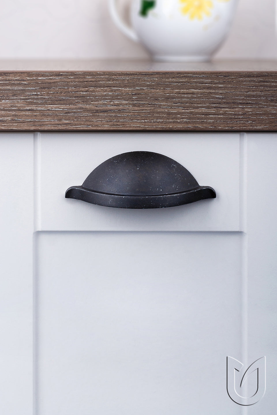 Mâner tip cupă pentru mobilier Tulip Corsica – negru antichizat (mat), zamac, interax 64 mm