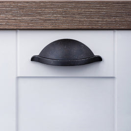 Mâner tip cupă pentru mobilier Tulip Corsica – negru antichizat (mat), zamac, interax 64 mm
