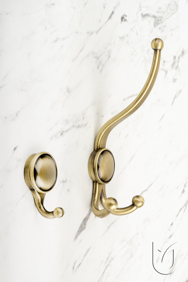 Agățătoare pentru cuier Tulip Murero XL – alamă antichizată, 3 agățători, zinc, montaj frontal, 72×188 mm, proiecție 80 mm (cu șuruburi incluse)