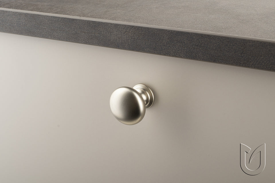 Buton mobilier Jota – negru mat, rotund, 28×28 mm, cu șurub