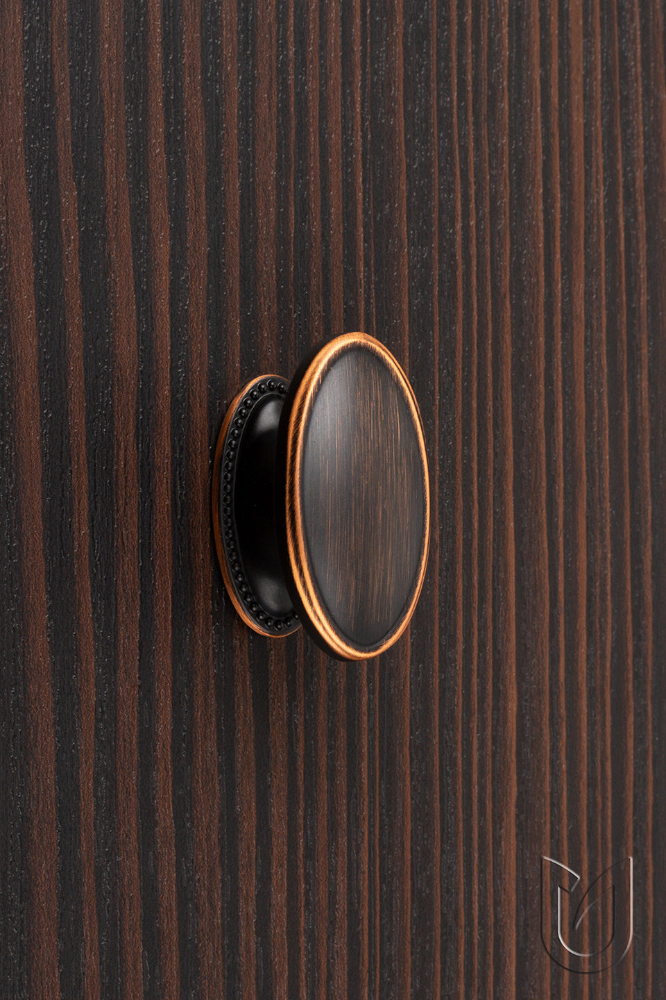 Buton mobilier Tulip Tomo – cupru antichizat închis (old copper dark), oval, 38 × 19 mm, cu șurub