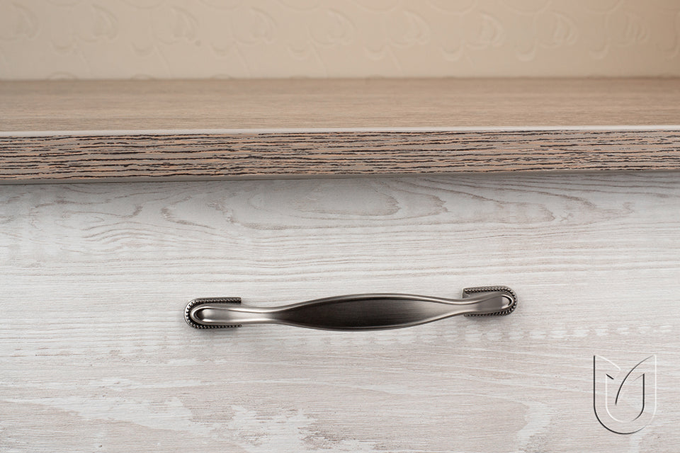 Mâner pentru mobilier Tulip Tomo – cositor antichizat (pewter/old tin), finisaj șlefuit, interax 96 mm