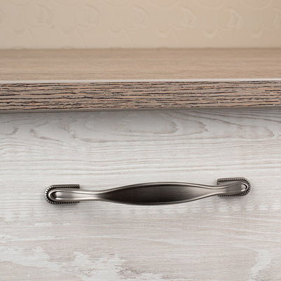 Mâner pentru mobilier Tulip Tomo – cositor antichizat (pewter/old tin), finisaj șlefuit, interax 96 mm
