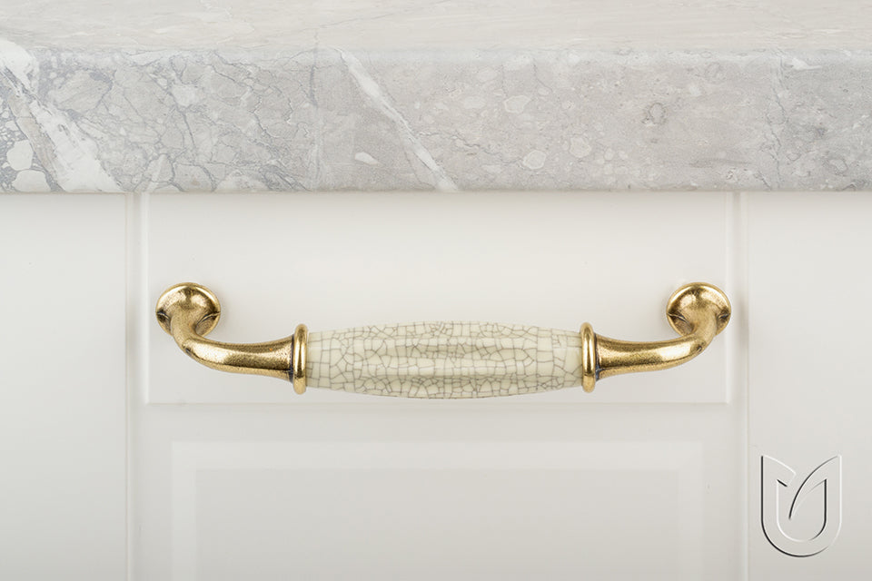 Buton mobilier Tulip Country – alamă antichizată / porțelan bej crăpat, rotund, 33 × 33 mm