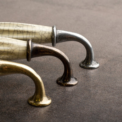 Buton mobilier Tulip Country – alamă antichizată / porțelan bej crăpat, rotund, 33 × 33 mm